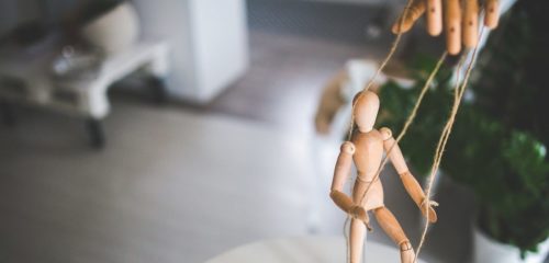 Le Pervers Narcissique à l’action, la vie à ses côtés